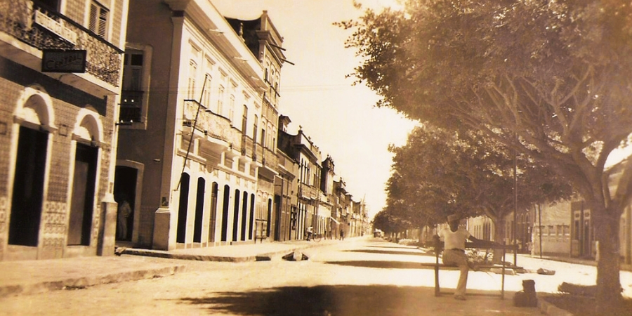 RUA CORONEL ALEXANZITO, LADO ESQUERDO O HOTEL CENTRAL (atual Instituto do Museu Jaguaribano). Acervo e pesquisa de imagem: Netinho Ponciano